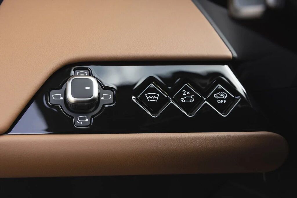 DS Nº8 já pode ser encomendado: conheça todos os preços 10 DS No8 interior comandos vidros