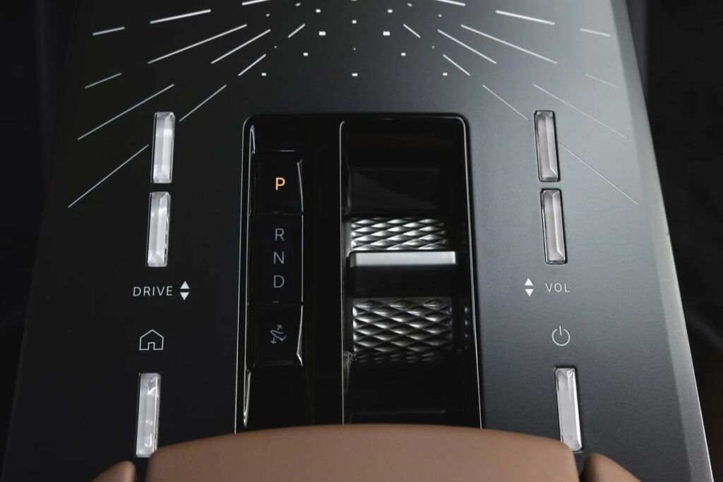 DS Nº8 já pode ser encomendado: conheça todos os preços 9 DS No8 interior seletor