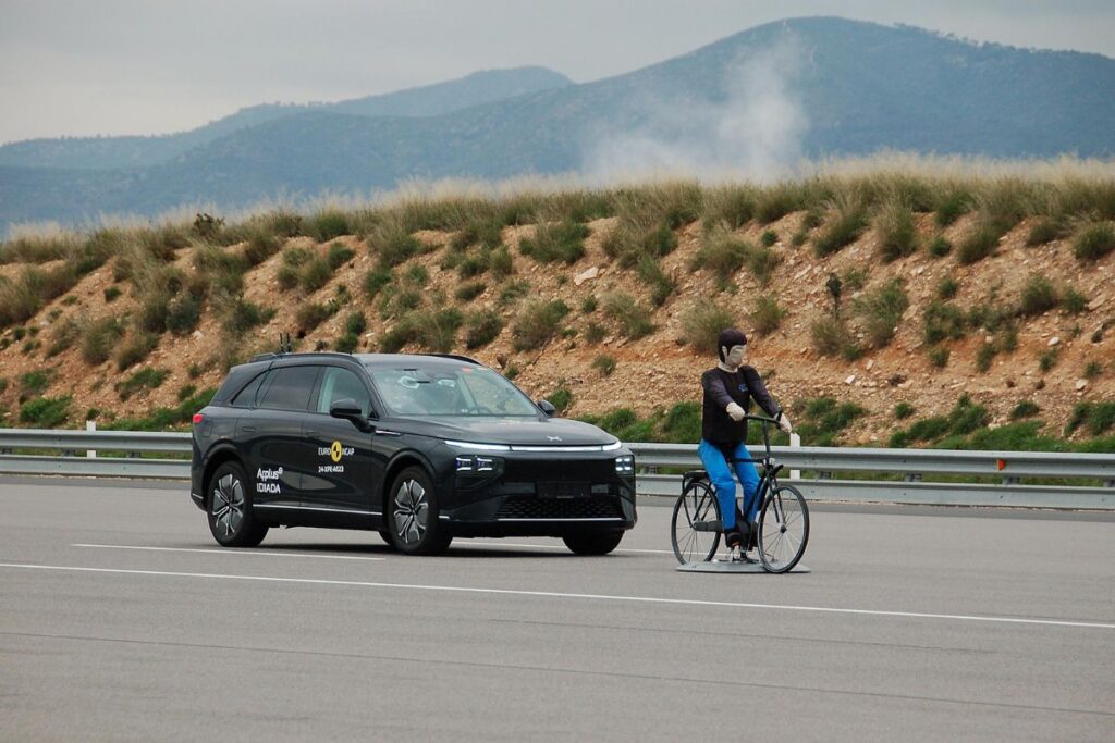 Euro NCAP: Volvo EX30 e Tesla S com condução assistida "deficiente" 4 condução assistida