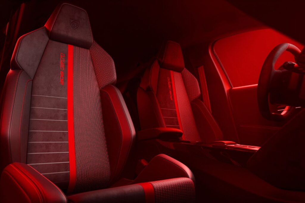 Peugeot E-208 GTi: a revolução elétrica do ícone GTi 10 Peugeot E 208 GTi bancos