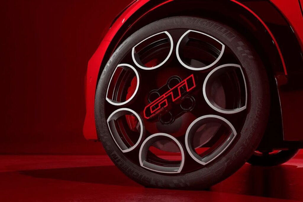 Peugeot E-208 GTi: a revolução elétrica do ícone GTi 5 Peugeot E 208 GTi jante