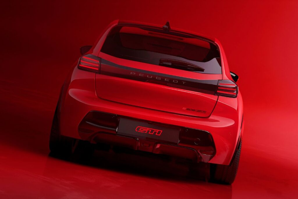 Peugeot E-208 GTi: a revolução elétrica do ícone GTi 9 Peugeot E 208 GTi traseira