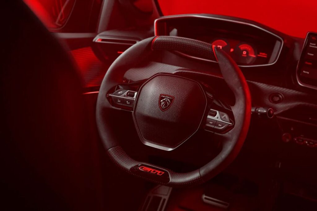 Peugeot E-208 GTi: a revolução elétrica do ícone GTi 6 Peugeot E 208 GTi volante