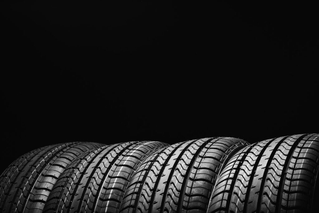 Infrações dos robotáxis da Tesla investigadas por autoridade rodoviária dos EUA 4 pneus