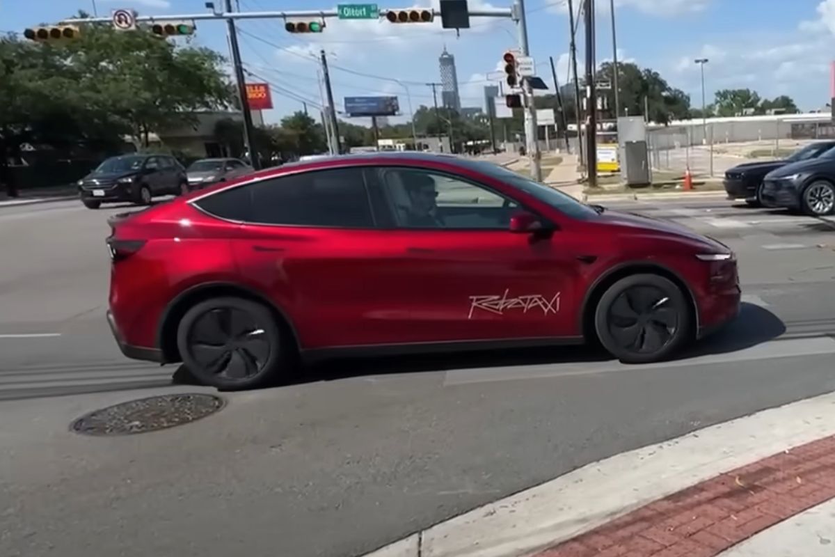 Infrações dos robotáxis da Tesla investigadas por autoridade rodoviária dos EUA 2 robotáxi Tesla