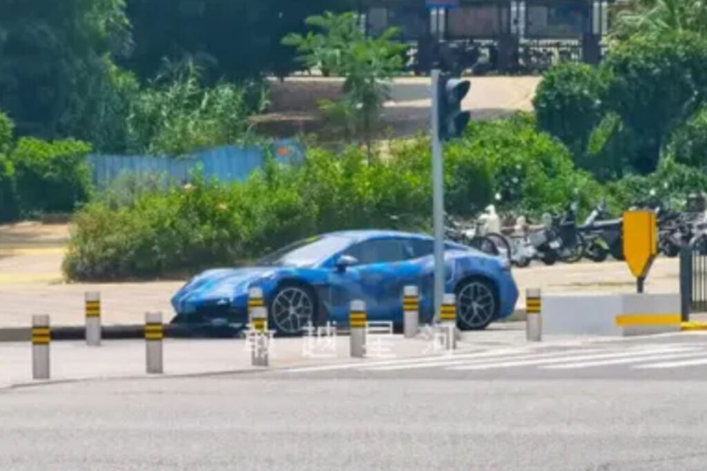 Desportivo de 2 lugares da BYD apanhado ainda com camuflagem 4 BYD Denza Z teste