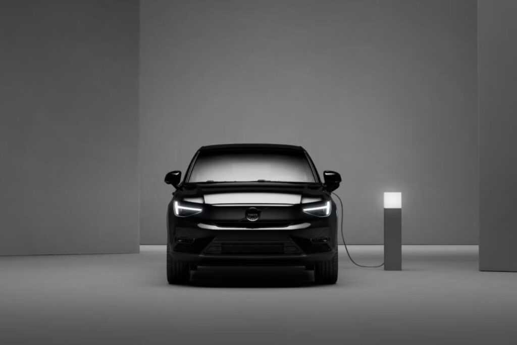 Volvo EC40 Black Edition: o oposto de ser discreto 5 EC 40 Black Edition frente