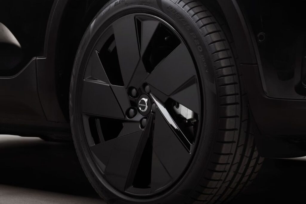 Volvo EC40 Black Edition: o oposto de ser discreto 12 EC 40 Black Edition