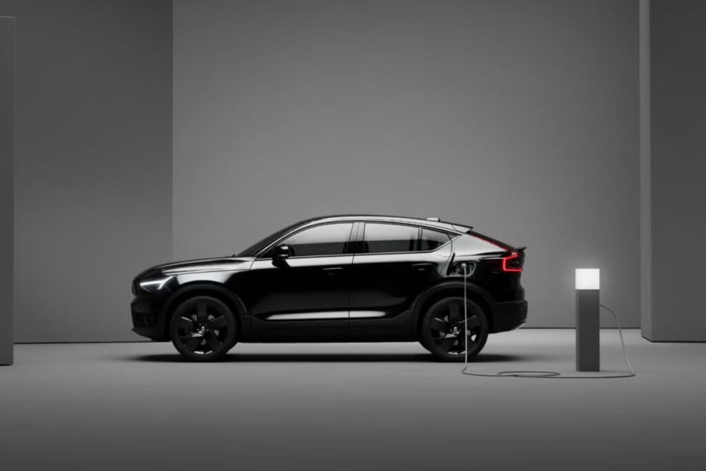 Volvo EC40 Black Edition: o oposto de ser discreto 4 EC 40 Black Edition lado