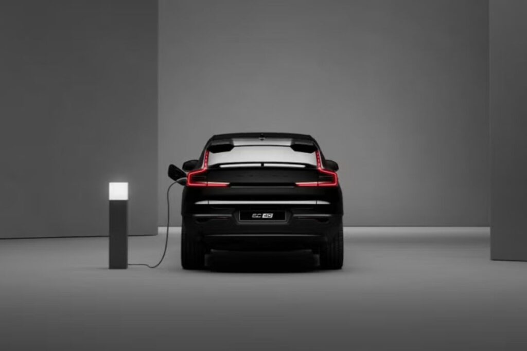 Volvo EC40 Black Edition: o oposto de ser discreto 6 EC 40 Black Edition traseira