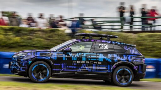 Porsche Cayenne Electric camuflado bate recorde em Shelsley Walsh 9 Porsche Cayenne Electric