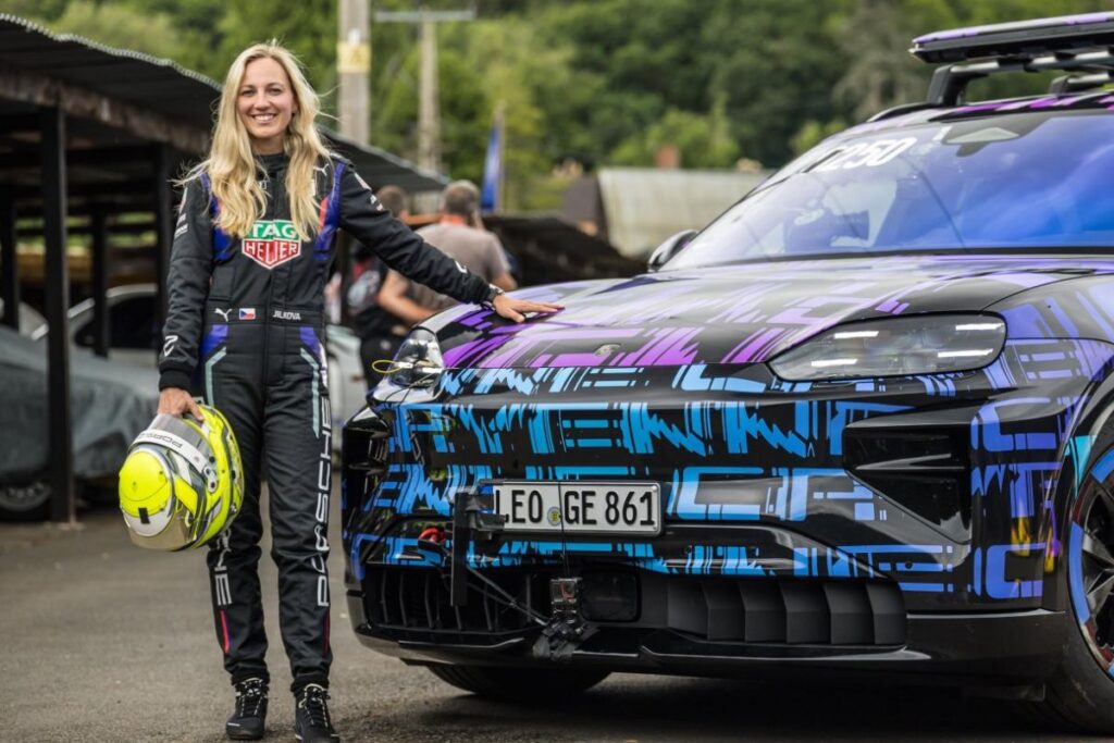 Porsche Cayenne Electric camuflado bate recorde em Shelsley Walsh 3 Porsche Cayenne Electric