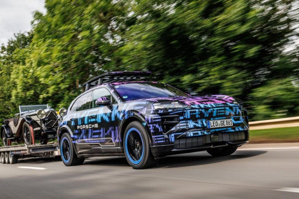 Porsche Cayenne Electric camuflado bate recorde em Shelsley Walsh 7 Porsche Cayenne Electric