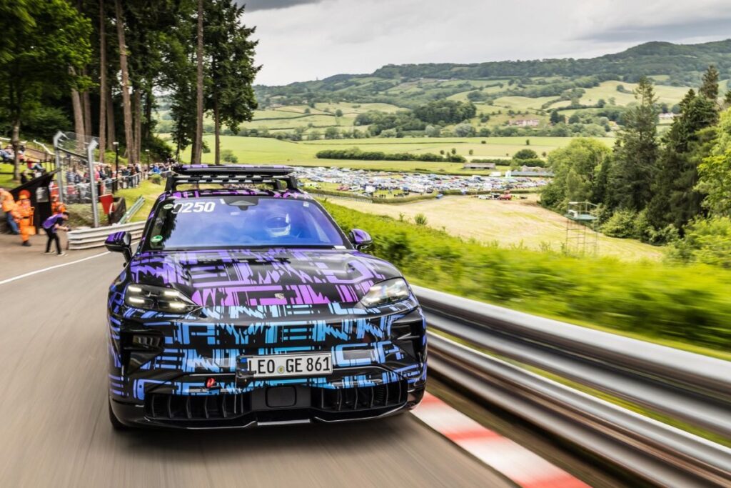 Porsche Cayenne Electric camuflado bate recorde em Shelsley Walsh 4 Porsche Cayenne Electric