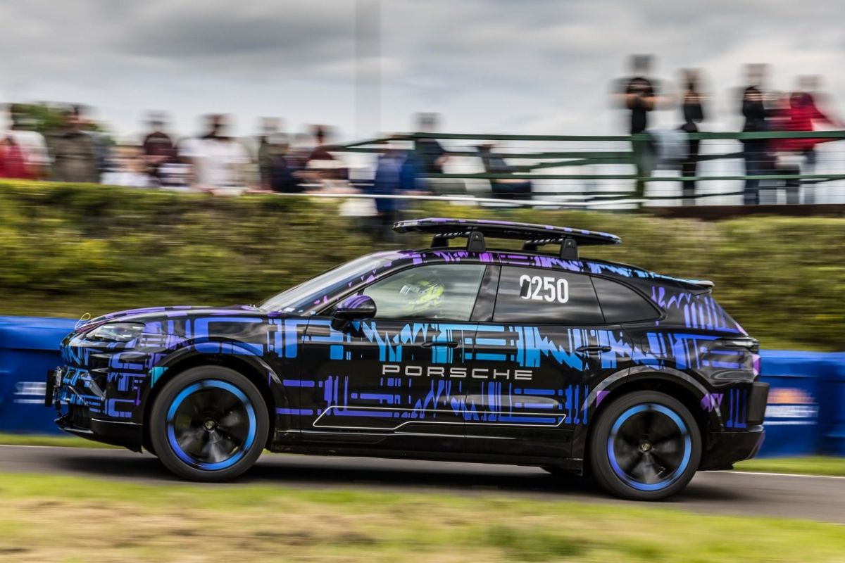 Porsche Cayenne Electric camuflado bate recorde em Shelsley Walsh 2 Porsche Cayenne Electric