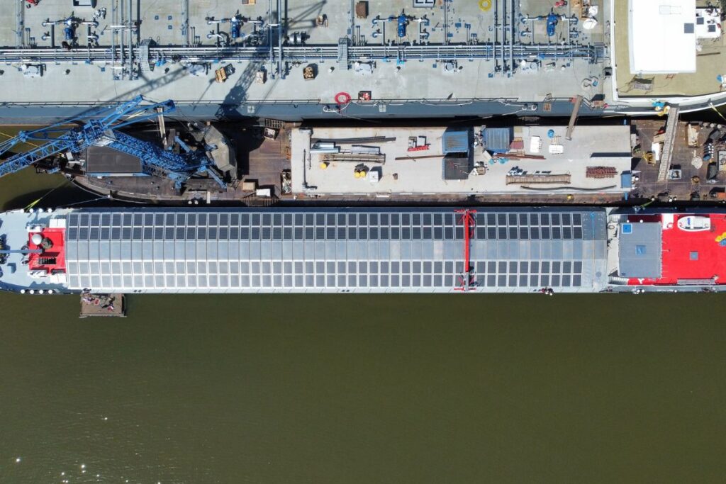 Blue Marin navega com propulsão solar integrada 4 blue marin paineis solares