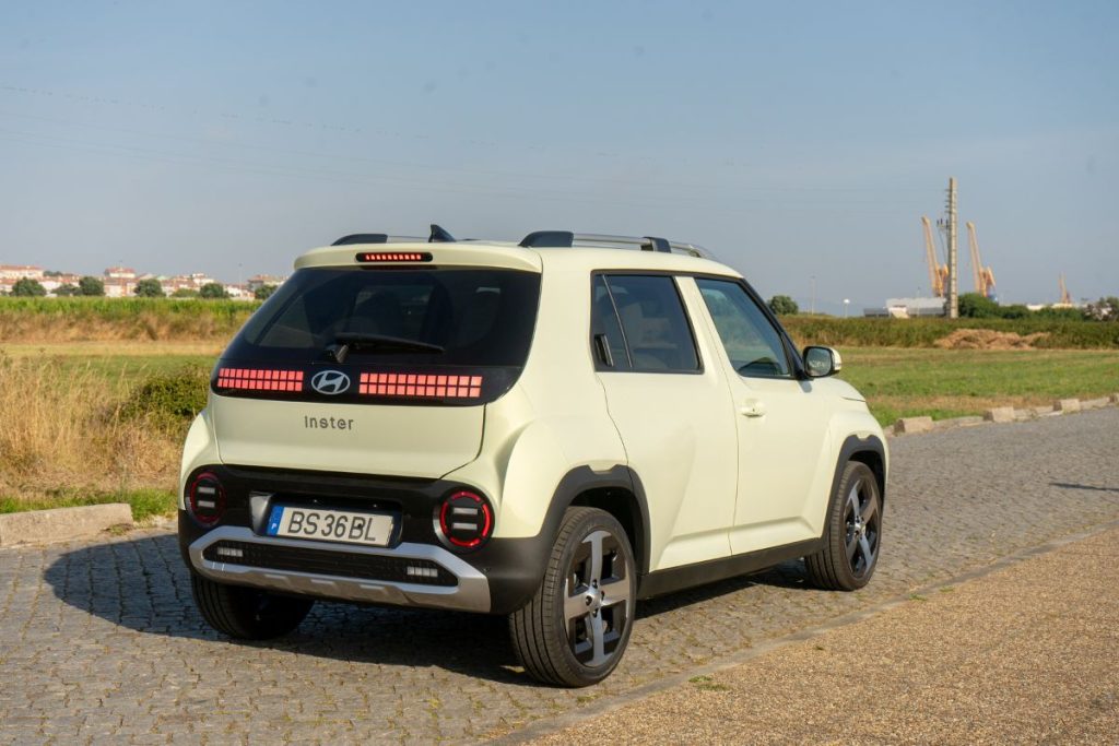Pequeno Hyundai INSTER é grande aposta ganha 7 Hyundai Inster traseira