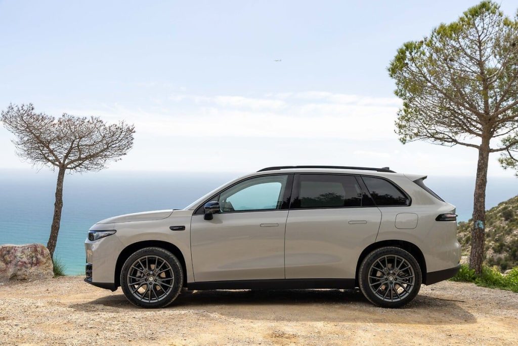 Leapmotor lança o novo C10 AWD com 585 cv e tração integral 5 Leapmotor C10 AWD lado