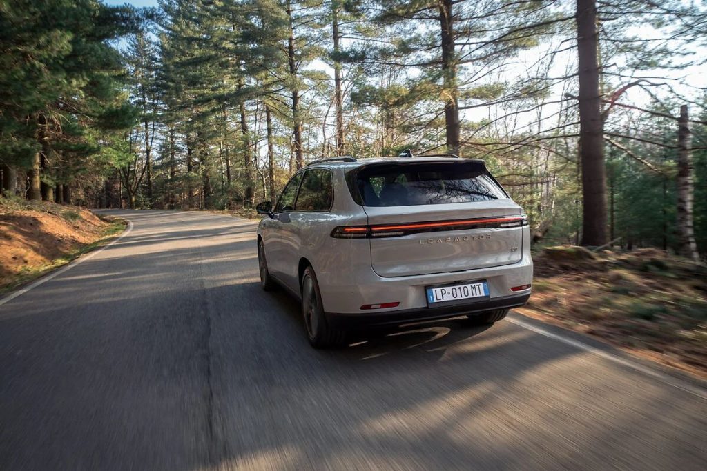 Leapmotor lança o novo C10 AWD com 585 cv e tração integral 4 Leapmotor C10 AWD traseira