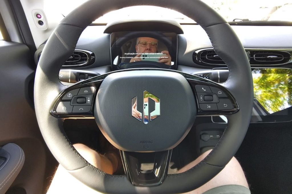 Leapmotor T03: o EV sem concorrência 12 Leapmotor T03 botoes volante