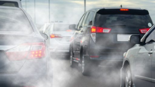 Fabricantes europeus pedem revisão urgente das metas de CO2 para automóveis até 2035 17 poluição provocada pelos motores a combustão, símbolo das emissões de CO2 na Europa. As metas de CO2 para automóveis estão a ser contestadas