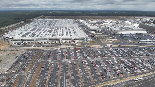 Tesla aumenta produção na Alemanha e revê planos em alta 20 Tesla gigafábrica Berlim produção