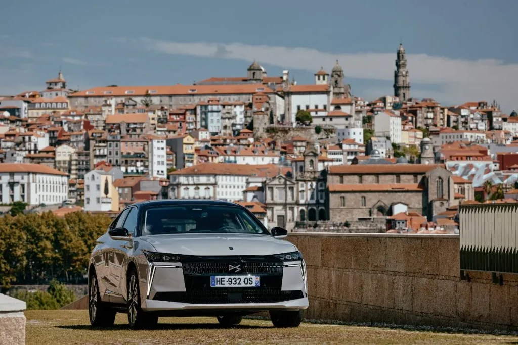 DS Nº4 E-Tense: SUV compacto chega a Portugal já este mês 4 DS Nº4 E-Tense começa a ser entregue aos clientes ainda este mês. Na imagem, um DS Nº4 com a zona histórica do Porto como pano de fundo