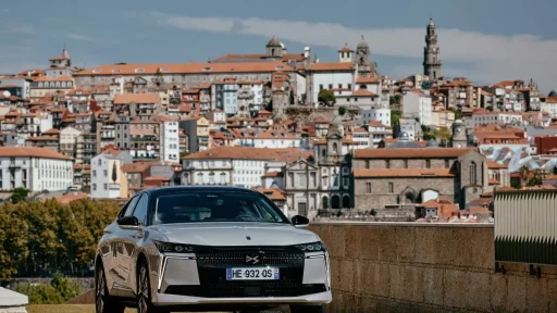 DS Nº4 E-Tense: SUV compacto chega a Portugal já este mês 15 DS Nº4 E-Tense começa a ser entregue aos clientes ainda este mês. Na imagem, um DS Nº4 com a zona histórica do Porto como pano de fundo