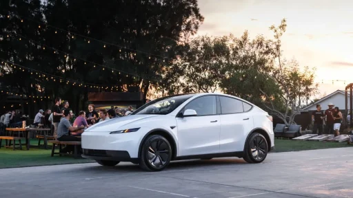 Tesla Model Y Standard já em Portugal e o preço é uma surpresa 14 Tesla Model Y Standard não tem barra LED frontal e chega com para-choques. redesenhado