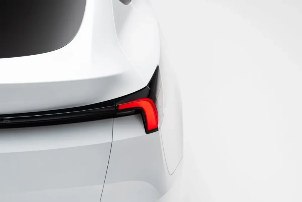 Tesla Model Y Standard já em Portugal e o preço é uma surpresa 5 O Tesla Model Y Standard tem conjuntos separados de óticas na traseira