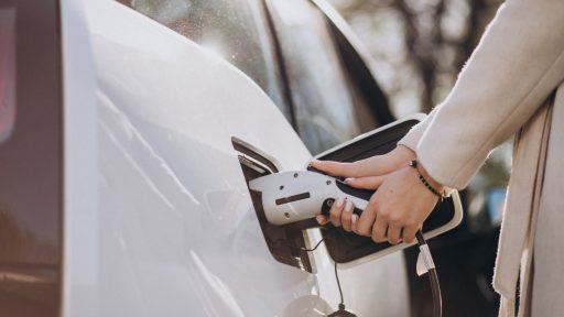 Histórico: carros elétricos lideram em Portugal por larga margem em setembro 8 Os carros elétricos foram os mais vendidos em setembro. A imagem é um grande plano do cabo de carregamento a ser colocado num automóvel.