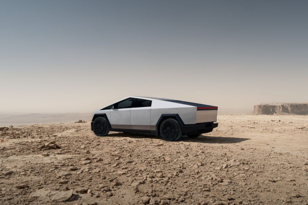 Cybertruck proibida na Europa, confirma exército americano 6 Cybertruck, com a carroçaria angulosa, não pode ser importada para a Europa, confirma o exército norte-americano. A imagem mostra uma Cybertruck parada no deserto