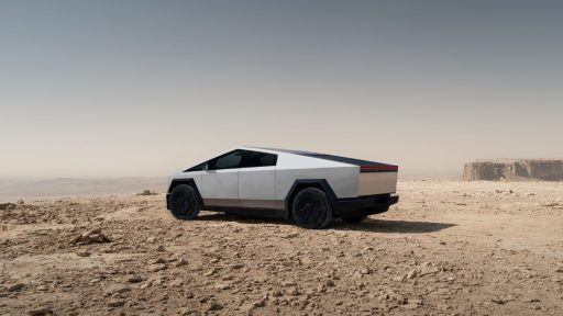 Cybertruck proibida na Europa, confirma exército americano 9 Cybertruck, com a carroçaria angulosa, não pode ser importada para a Europa, confirma o exército norte-americano. A imagem mostra uma Cybertruck parada no deserto