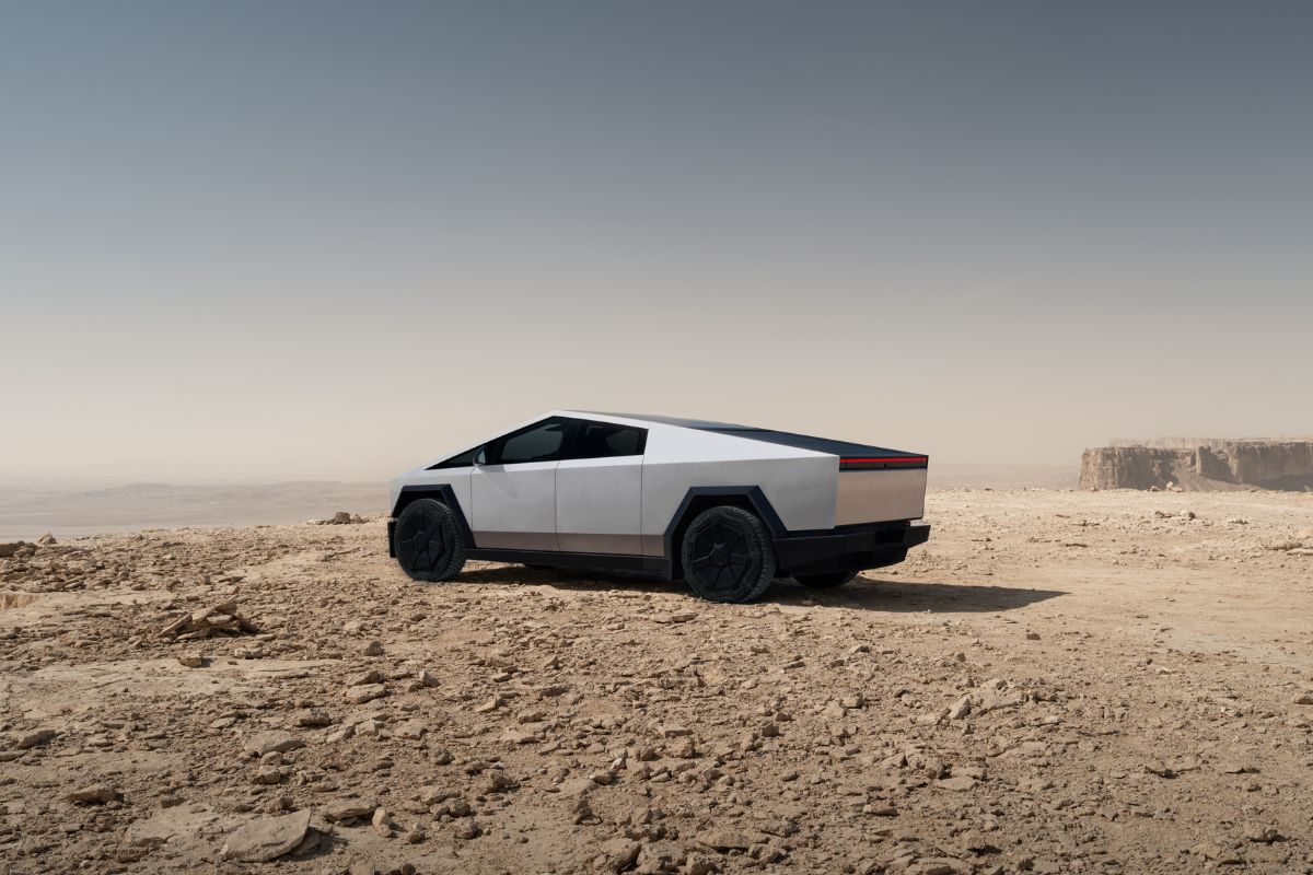 Cybertruck proibida na Europa, confirma exército americano 2 Cybertruck, com a carroçaria angulosa, não pode ser importada para a Europa, confirma o exército norte-americano. A imagem mostra uma Cybertruck parada no deserto