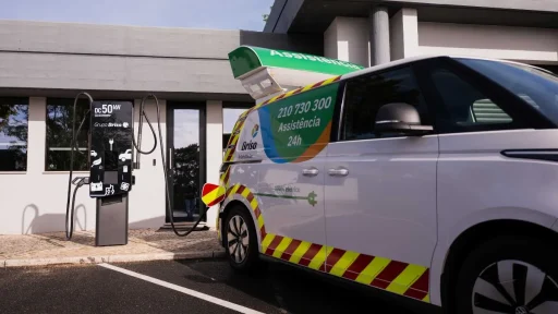Brisa instala 168 carregadores para frota e GNR 13 Uma VW IdBuzz da Brisa carrega num centro operacional da concessionária de autoestradas