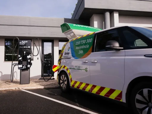 Brisa instala 168 carregadores para frota e GNR 5 Uma VW IdBuzz da Brisa carrega num centro operacional da concessionária de autoestradas