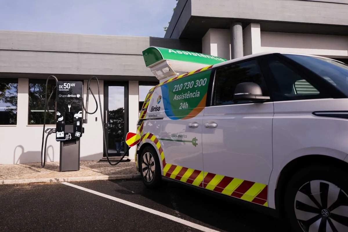 Brisa instala 168 carregadores para frota e GNR 2 Uma VW IdBuzz da Brisa carrega num centro operacional da concessionária de autoestradas