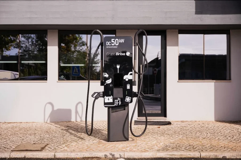 Brisa instala 168 carregadores para frota e GNR 3 Um carregador da Brisa instalado no Centro Operacional da Azambuja