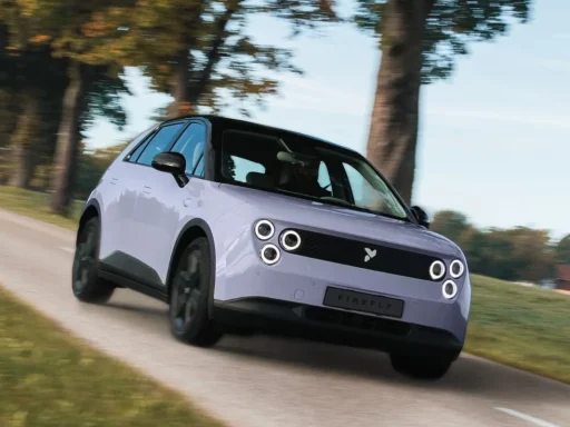 Firefly já está em Portugal e começa abaixo dos 30 mil euros 3 O Firefly tem um design diferenciador com o conjunto de três óticas dianteiras