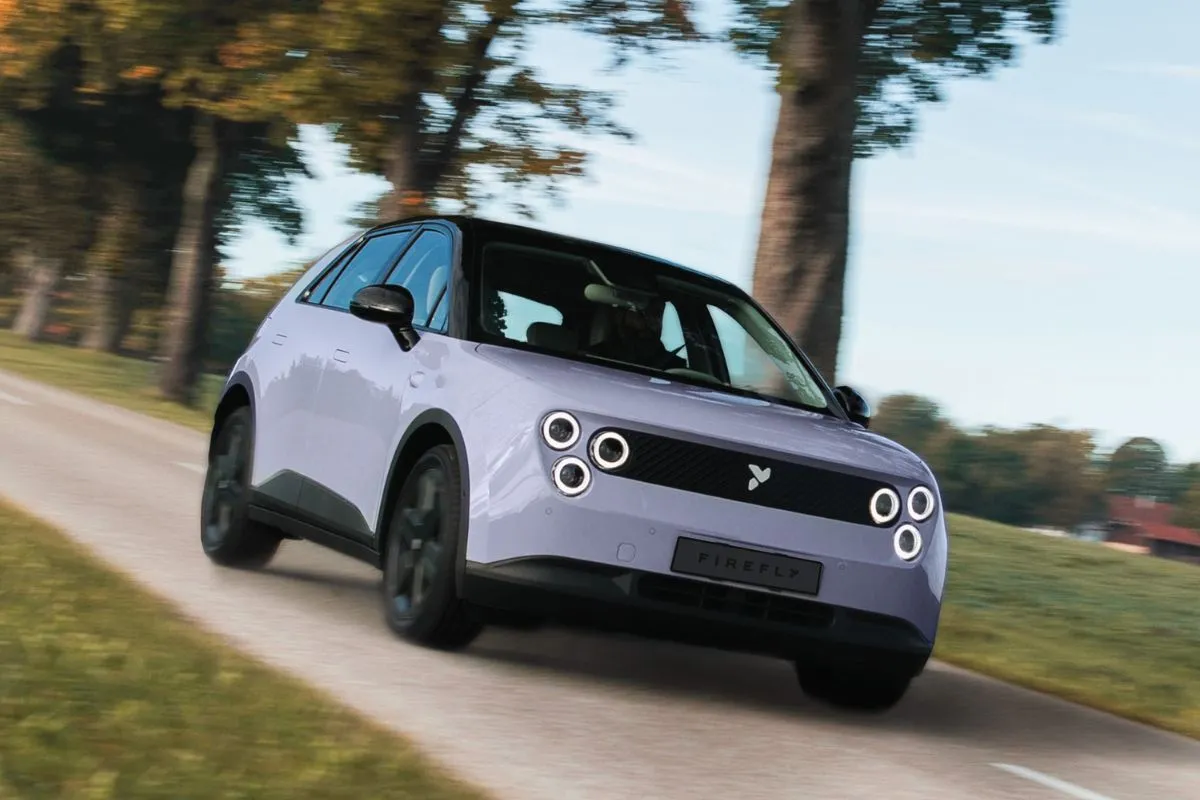 Firefly já está em Portugal e começa abaixo dos 30 mil euros 2 O Firefly tem um design diferenciador com o conjunto de três óticas dianteiras