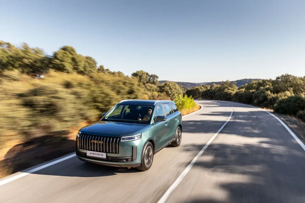 OMODA 5 e Jaecoo 5: dois novos elétricos para conquistar famílias jovens 9 O Jaecoo 5 a cricular numa estrada