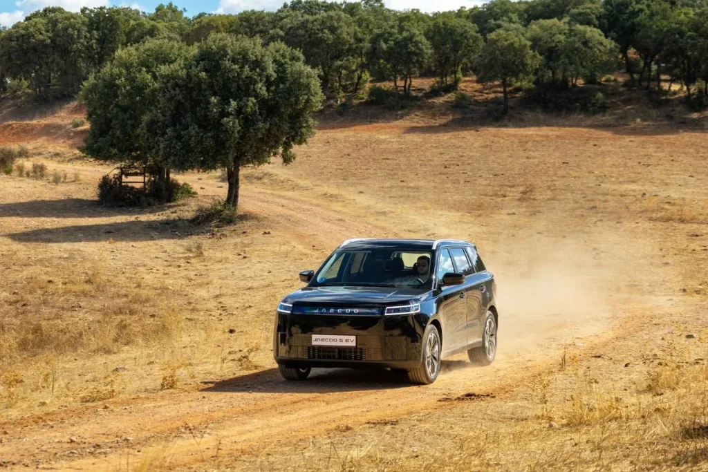 OMODA 5 e Jaecoo 5: dois novos elétricos para conquistar famílias jovens 6 O Jaecoo 5 a acelerar no meio do campo
