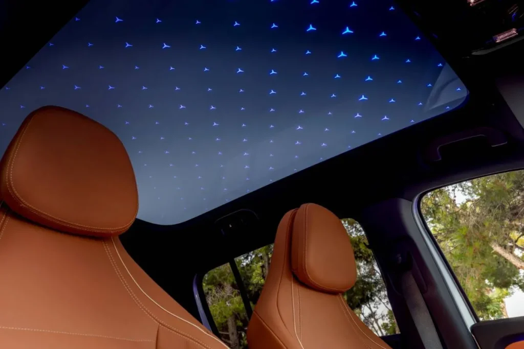 Mercedes-Benz GLB elétrico: revelado habitáculo futurista 6 No Mercedes-Benz GLB, o teto panorâmico pode ficar opaco e com um padrão das estrelas da marca