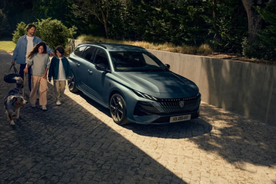 Novos Peugeot E-308 e E-308 SW chegam a Portugal 2 A carrinha peugeot E-308 SW estacionada num caminho rural, com uma família a passar