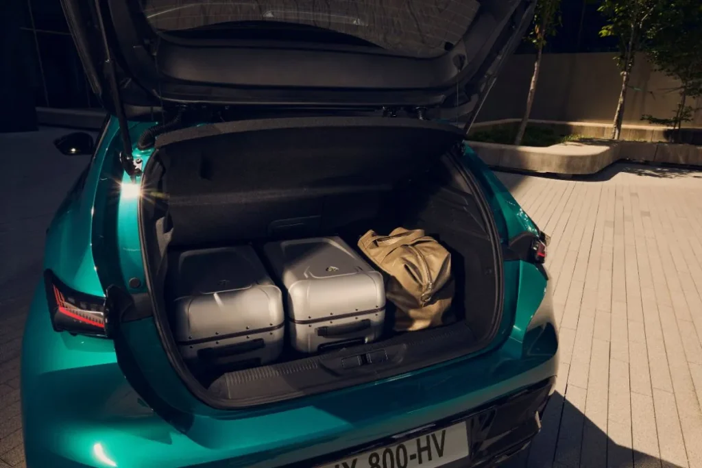 Novos Peugeot E-308 e E-308 SW chegam a Portugal 5 A bagageira do E-308 tem espaço