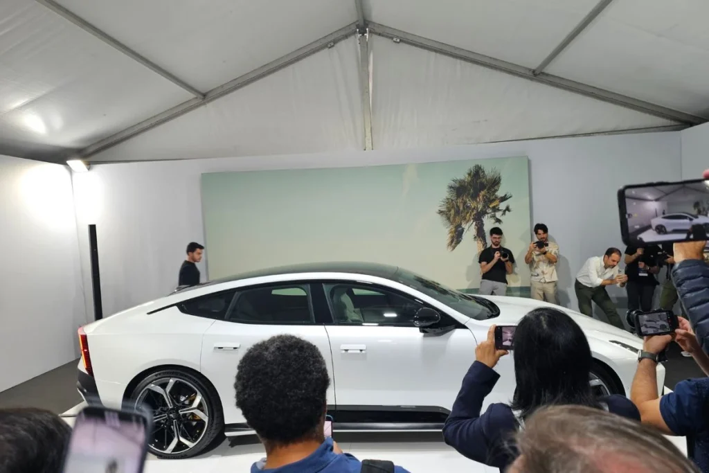 Polestar 5 eleito Melhor Veículo Elétrico no SAHE 2025 por votação do público 4 O Polestar 5 rodeado de jornalistas
