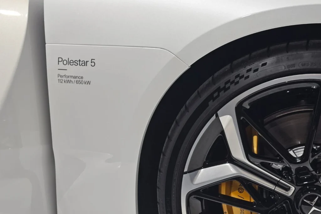 Polestar 5 eleito Melhor Veículo Elétrico no SAHE 2025 por votação do público 5 O Polestar 5 tem a assinatura junto à porta