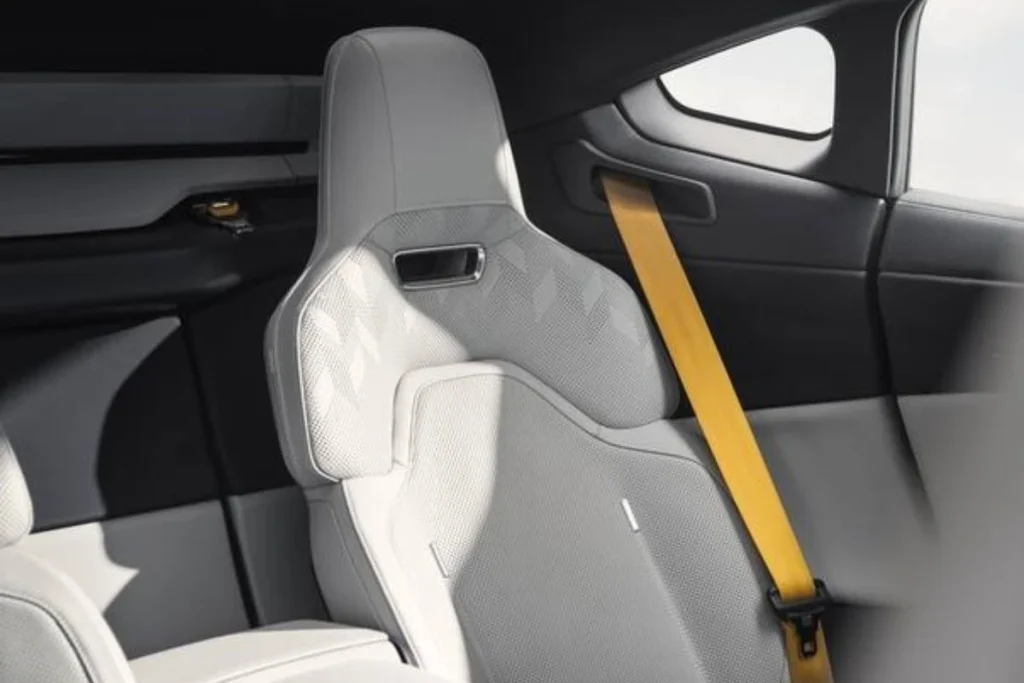Polestar 5 eleito Melhor Veículo Elétrico no SAHE 2025 por votação do público 6 Os bancos traseiros do Polestar 5 são individuais