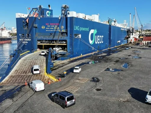 Stellantis exporta por Leixões: operação inédita com navio a GNL 4 Automóveis produzidos na Stellantis embarcam no navio no Porto de Leixões