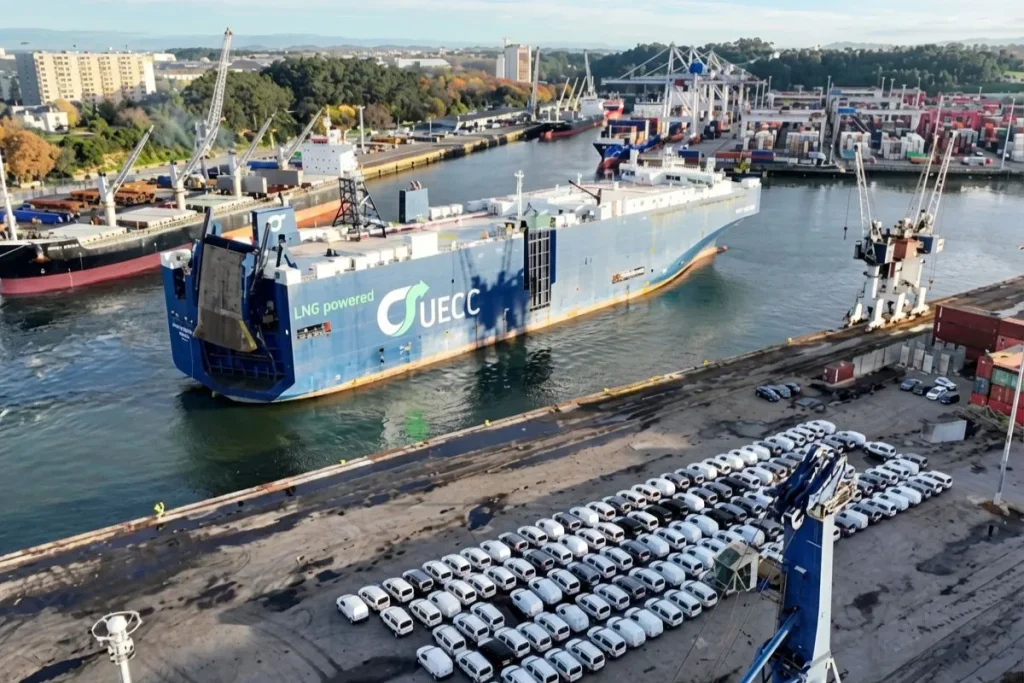 Stellantis exporta por Leixões: operação inédita com navio a GNL 3 555 viaturas produzidas pela Stellantis alinhadas no Porto de Leixões em frente ao navio que as vai exportar